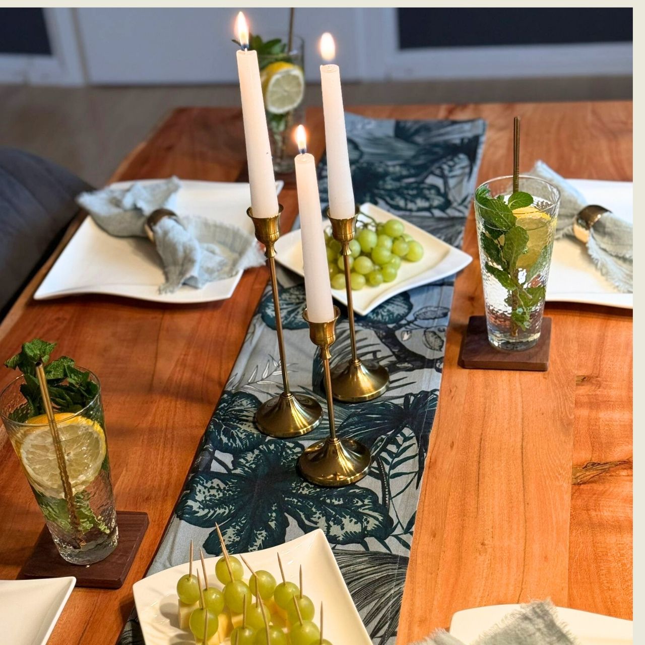 Boho-Tischdekoration von Vintora Home mit Gläsern, Servietten und Dekoartikeln