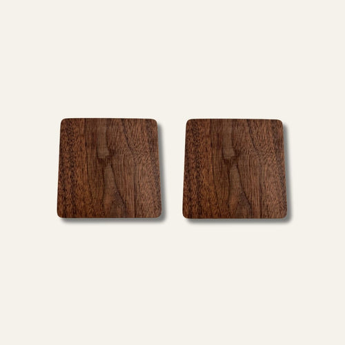 Eckiger ILK Untersetzer aus massivem Walnussholz im minimalistischen Design