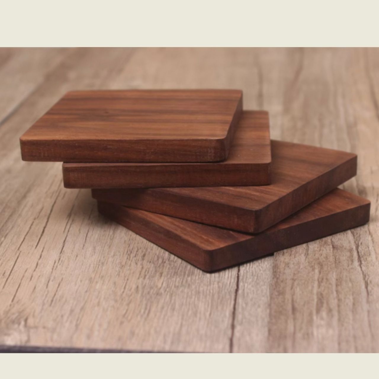 Eckiger Holzuntersetzer aus Walnuss mit natürlicher Maserung