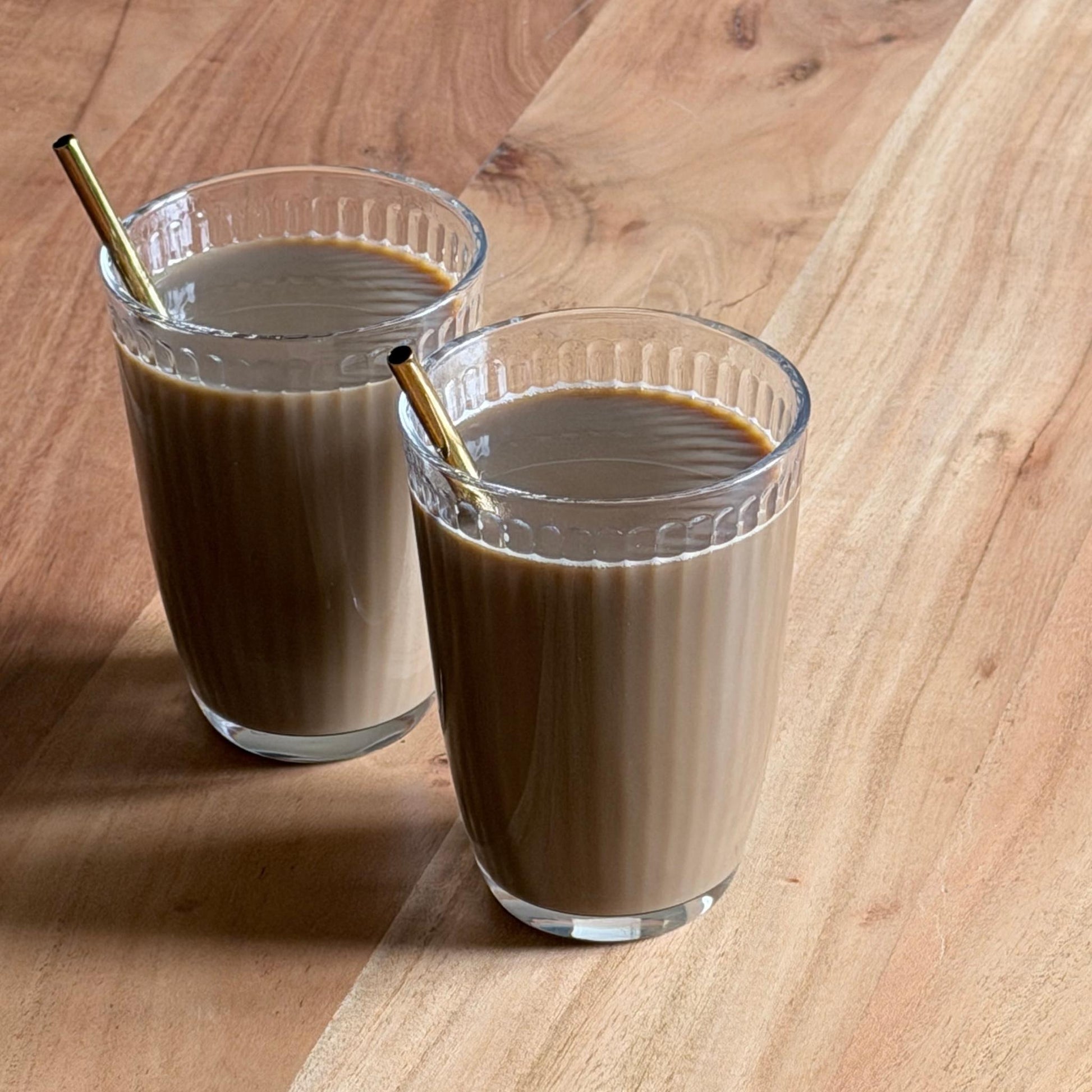 Lineo Trinkglas liniert Produktbild mit kaffee