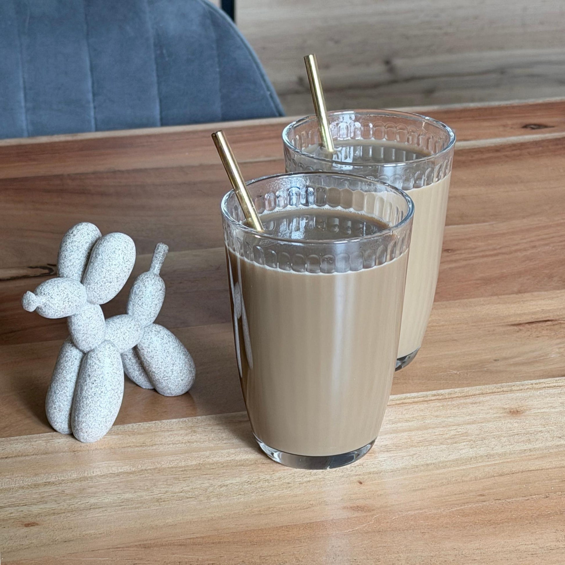 Lineo Trinkglas liniert Produktbild mit kaffee nah