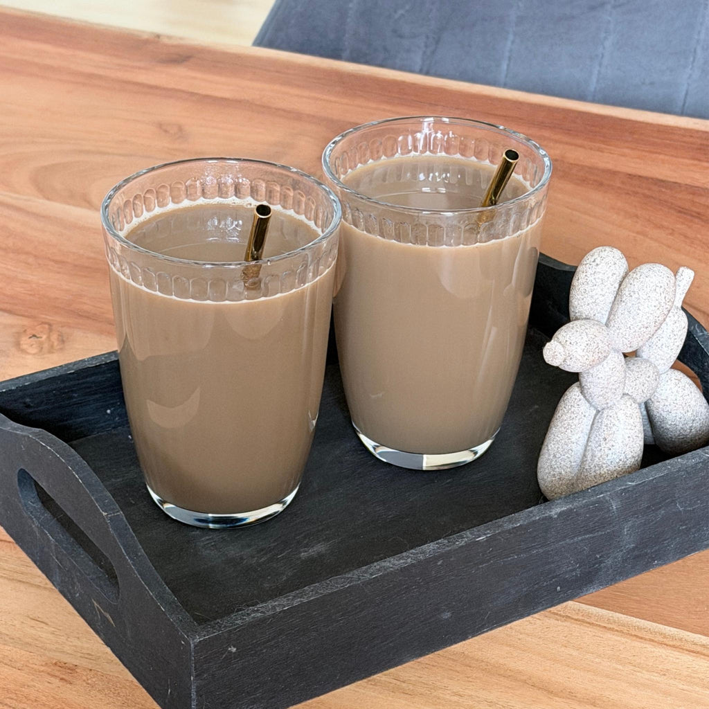 Lineo Trinkglas liniert Produktbild mit kaffee und strohhalm