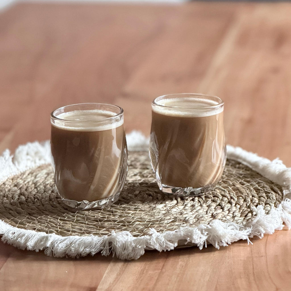 Liora trinkglas Produktbild mit Kaffee wellig