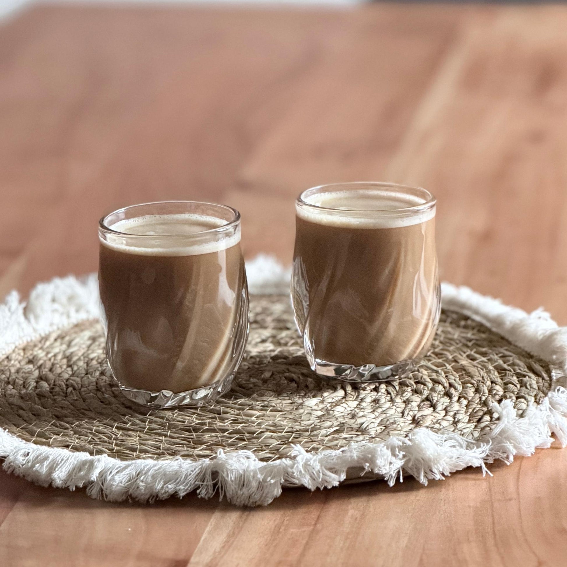 Liora trinkglas Produktbild mit Kaffee wellig