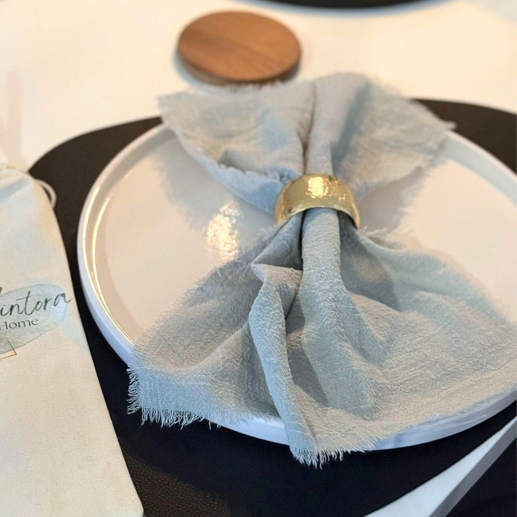 Mintfarbene Mira Musselin-Serviette elegant dekoriert mit Sira Goldring