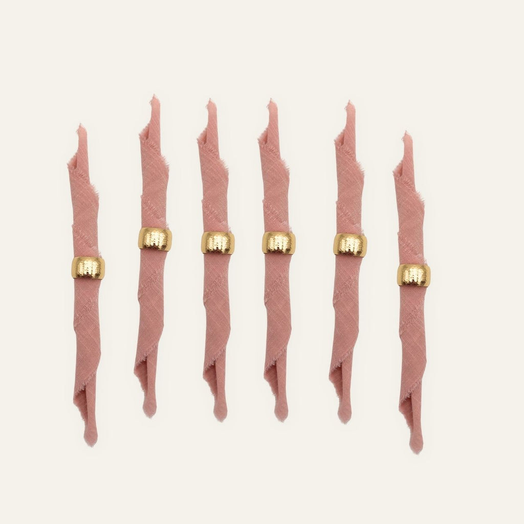 Mira Serviette in Rosa kombiniert mit Sira Serviettenring in Gold