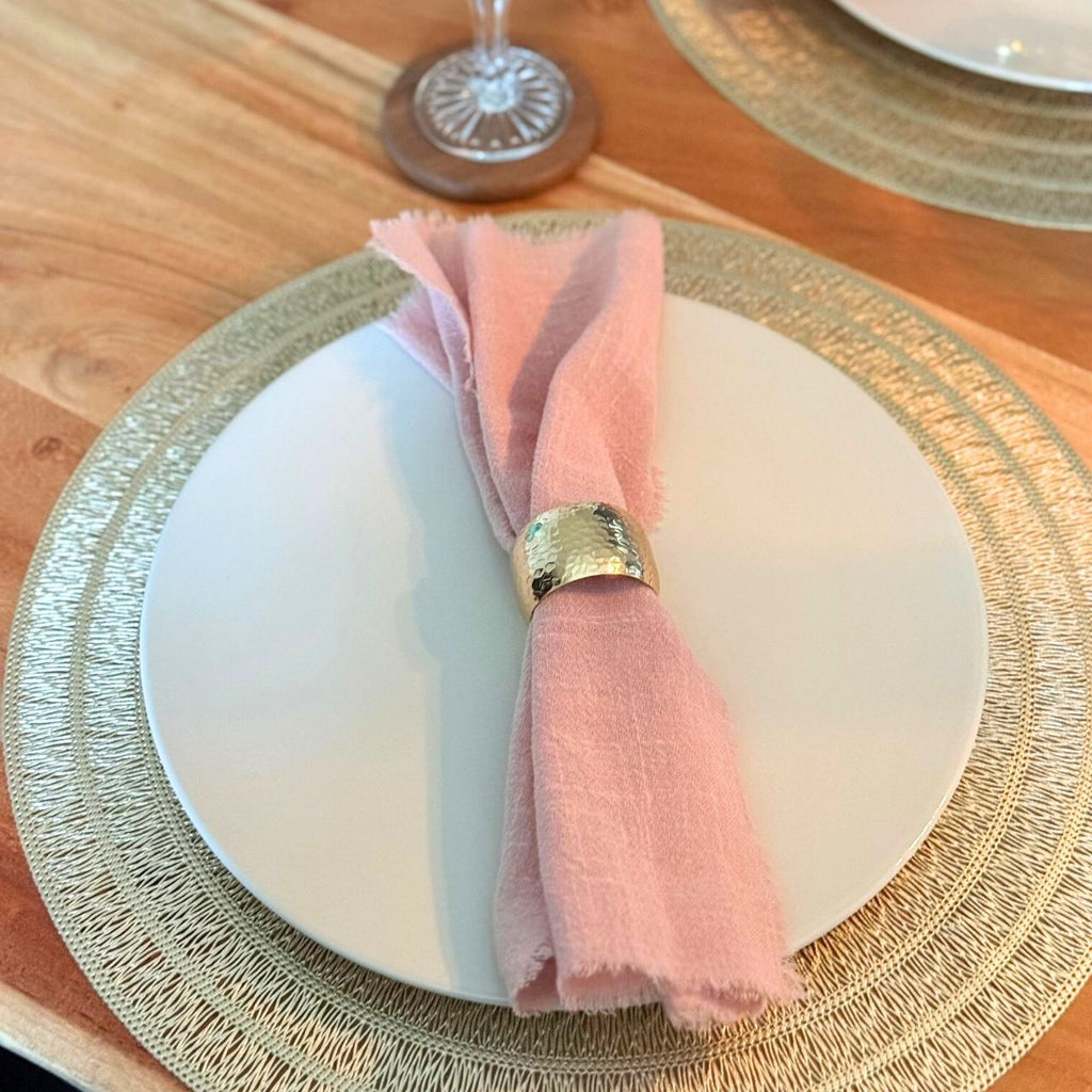 Dekoratives Set aus Mira Rosa Serviette und Sira Gold Ring – Vintora Home