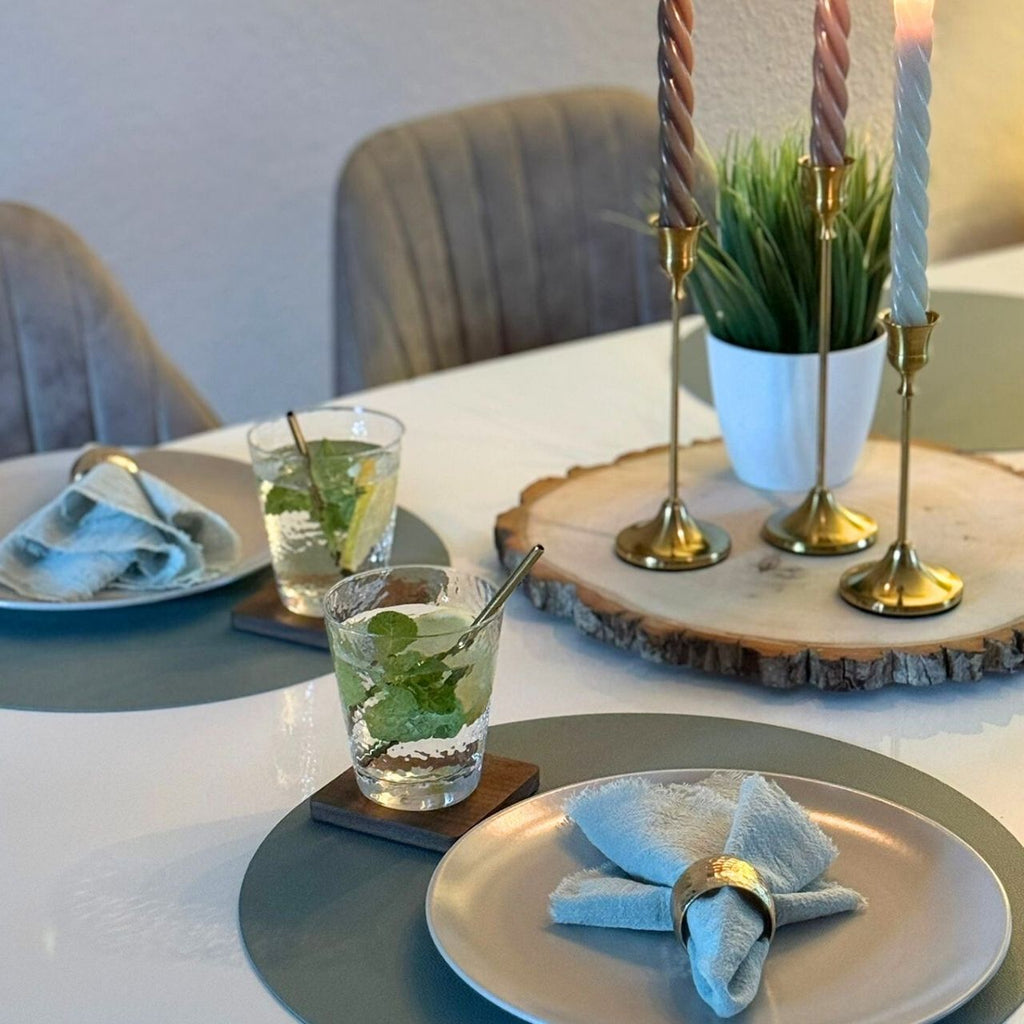 Mira Mint Serviette eingerollt im goldenen Sira Serviettenring – Vintora Home