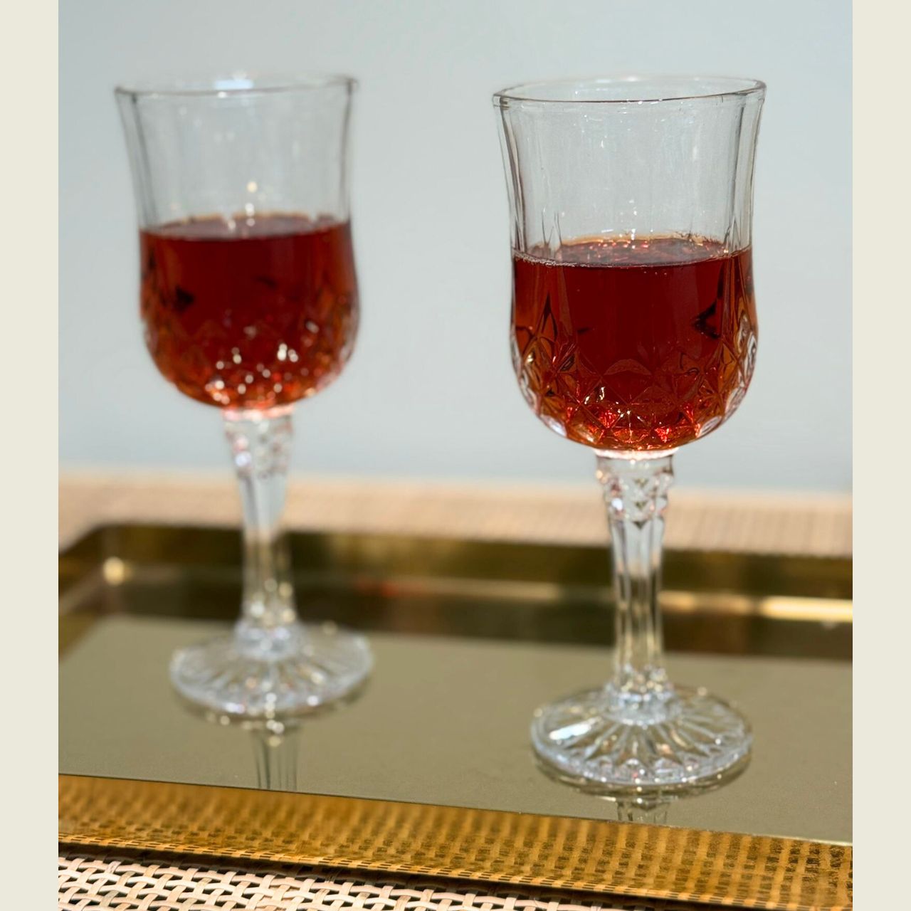 Detailaufnahme LUNA Weinglas – zeigt die feine Glasstruktur und das hochwertige Vintage-Design von Vintora Home.