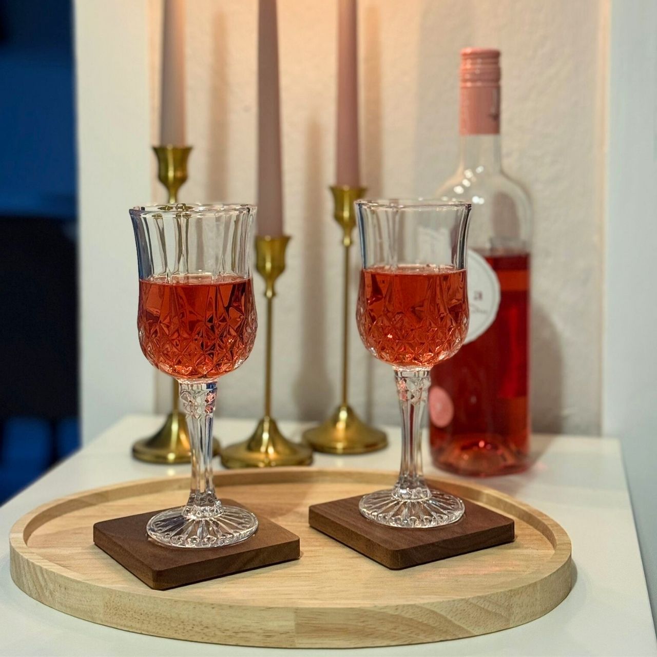 Detailaufnahme LUNA Weinglas – zeigt die feine Glasstruktur, den klaren Stiel und die hochwertige Verarbeitung.