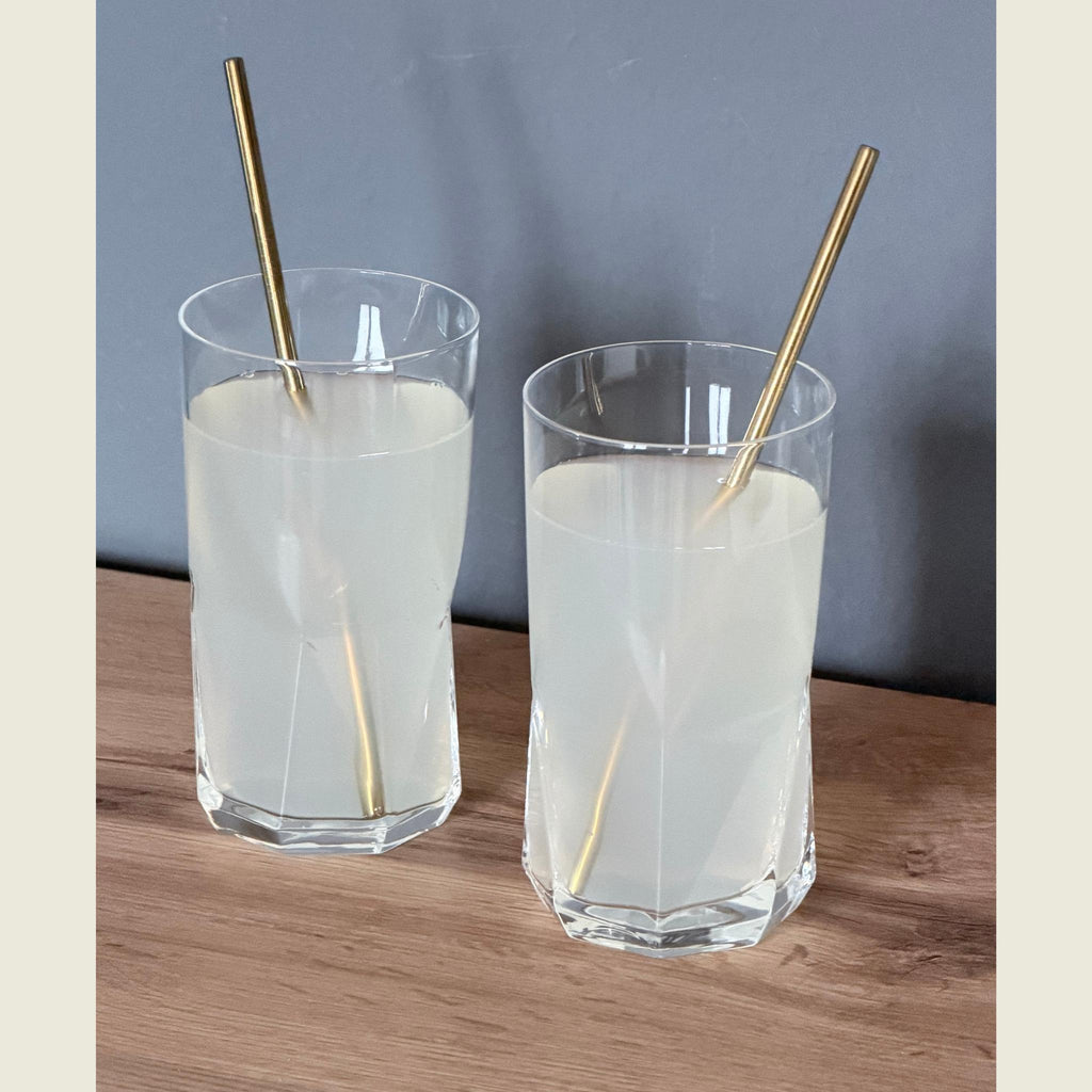 Varo Trinkglas Produktbild nah mit getränk und strohhalm