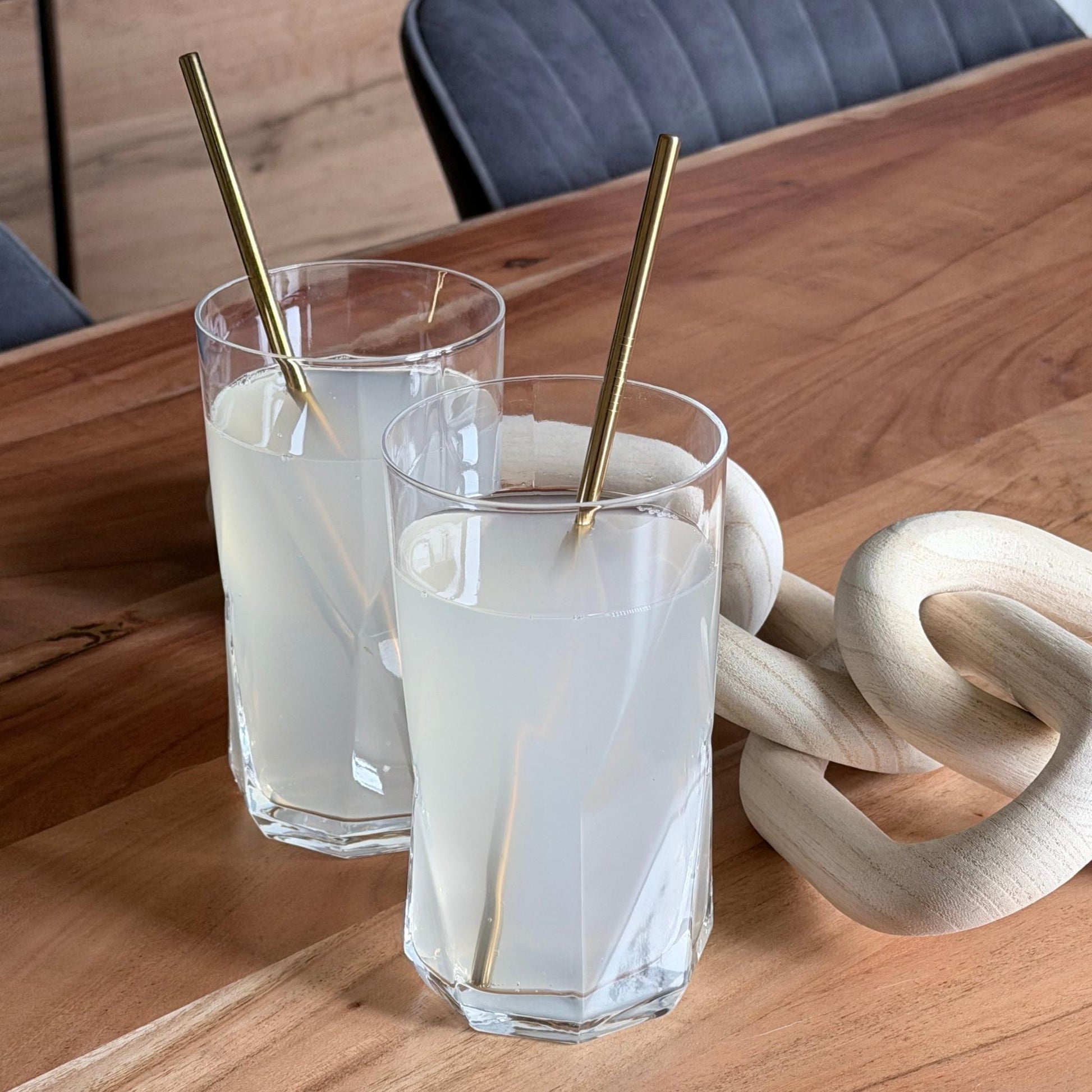 Varo Trinkglas Produktbild nah mit getränk beispiel